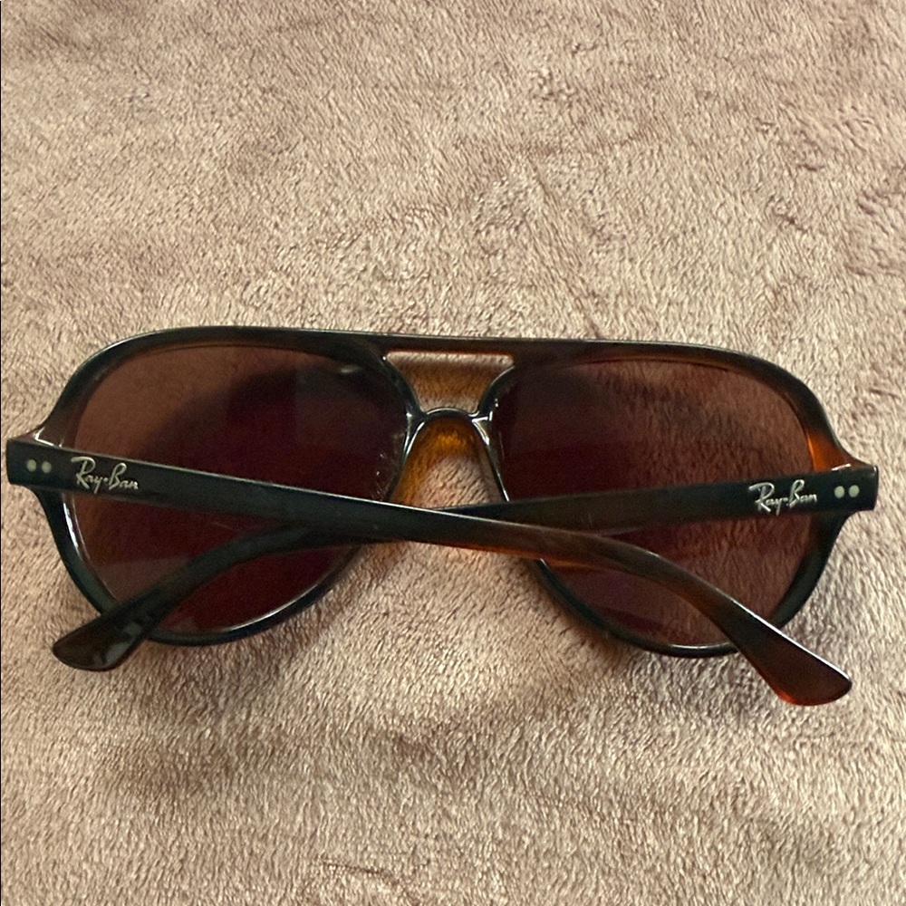 Authentic Ray-Ban RB4125 Cats 5000 Classic sunglasses